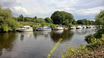 Foto 6x4 Boote auf dem Fluss York\/SE5951 unterhalb der Millennium Bridge auf c2016