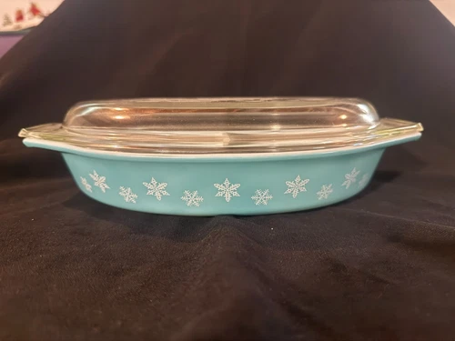 Pyrex Divided Dish with Glass Lid - Teal Snowflake Pattern