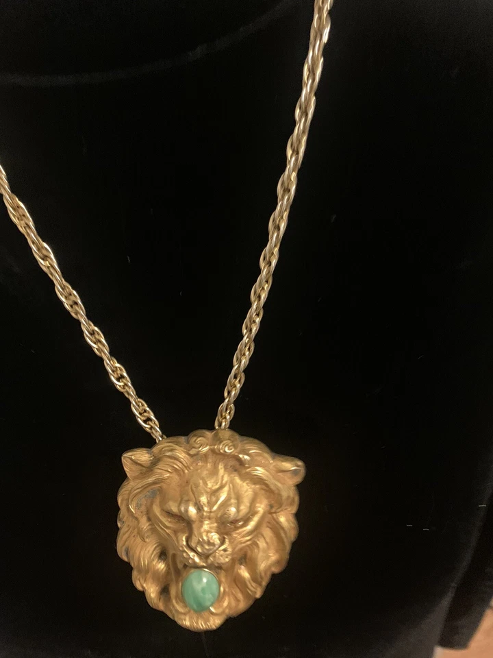 Antigua hebilla de león dorada victoriana de alto relieve con cabujón de piedra Foto 2 de 4