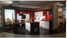 Grosse Einbauküche Hochglanz weiss lackiert Umfeld in Wallnuss Nb. Bauknecht