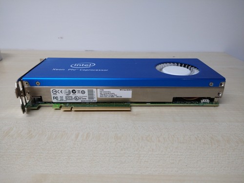 Intel Xeon Phi Coprocessor -Form Factor: PCle x16 - Clock Speed: 1.1-1.2 GHz - Photo 2/13