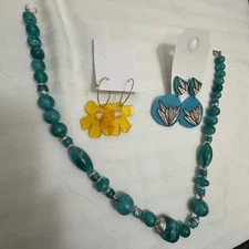 Costume Jewelry Mixed Lot 2 pair of Earrings & Necklace