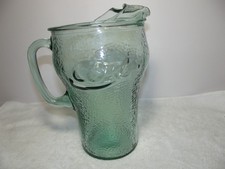 Ancien pichet en verre vert grainé Coca Cola avec lèvre glacée