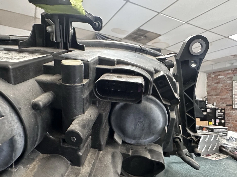 2009 - 2012 年奥迪 A4 Quattro 司机侧灯总成原始设备制造商(全新旧货) — 第 3/4 张图片