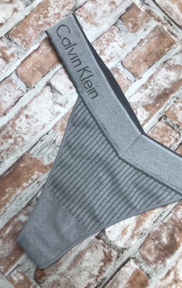 Tanga Calvin Klein "Soporte Deportivo" Acanalado Nylon Logo Tanga Acanalado Gris Mediano Foto 3 de 4