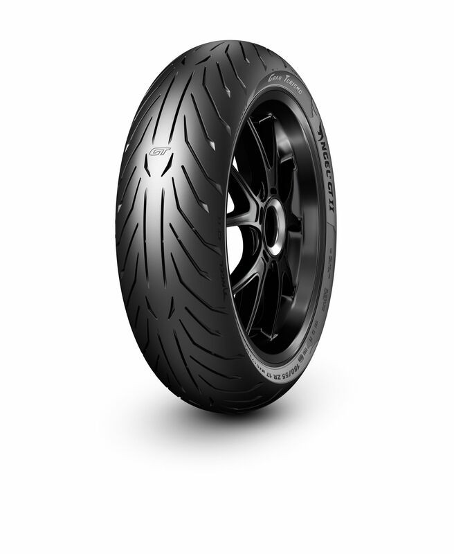 Pneu arrière PIRELLI ANGEL GT II à grip maximal sous la pluie