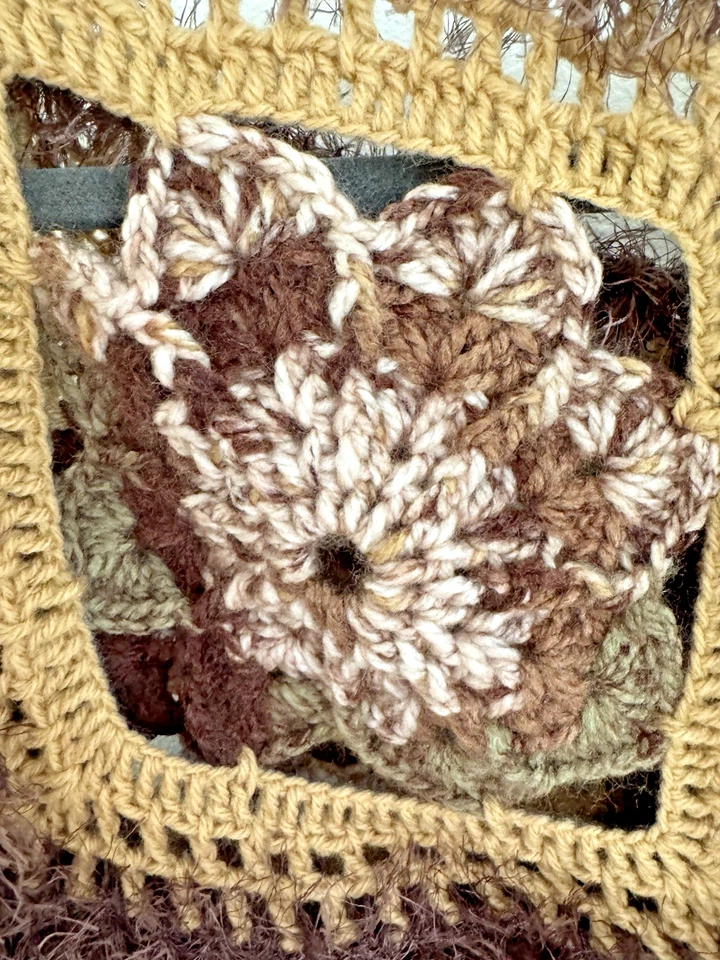 Poncho de ganchillo cuadrado hecho a mano de abuela boho marrón y tostado borde difuso abrigo acogedor Foto 4 de 4