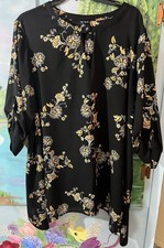 Torrid Women's Blouse Tunic Black Floral Keyhole Neck Sharkbite Hem Size 3