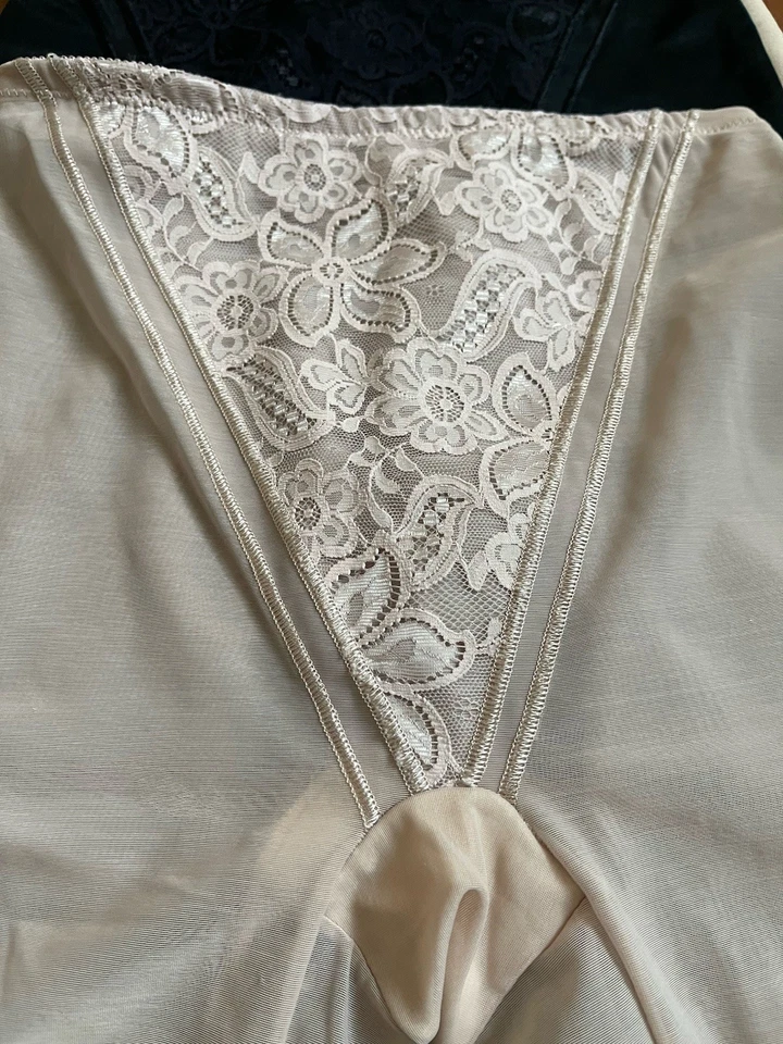 VINTAGE por BALI CINTO MODELADOR DE PERNA LONGA TRANSPARENTE tamanho Médio/grande renda preta nude 3 peças - Imagem 2 de 4