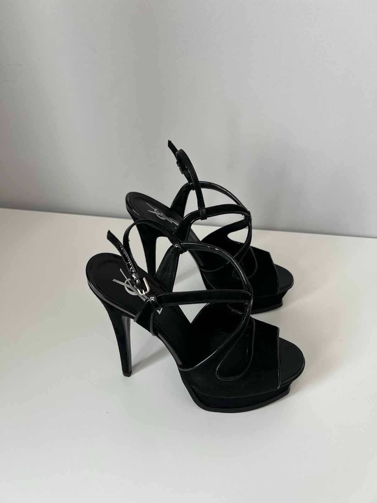 Sandali con zeppa Yves Saint Laurent Trybal neri scamosciati vernice pelle tacco 7