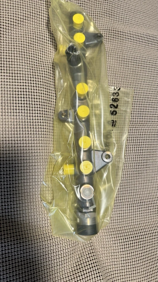 68447760AA NUEVO RIEL DE COMBUSTIBLE MOPAR 2019-2020 RAM 2500 / 3500 5348915 0445226167 Foto 4 de 4