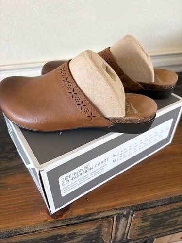 Dansko Womens Robbie Burnished Nubuck Tan Slip On Clogs- SZ 7.5/8 & 8.5/9-NIB - Picture 3 of 5