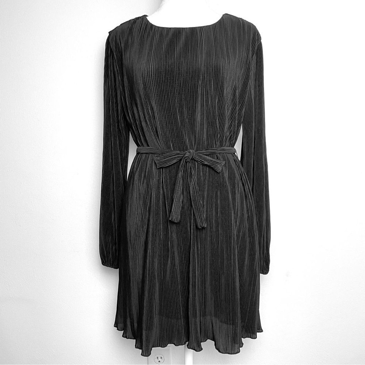 abercrombie black pleated dress & FITCH Satin Plisse Long Sleeve Belted Mini XS Color Block Strapless Wire