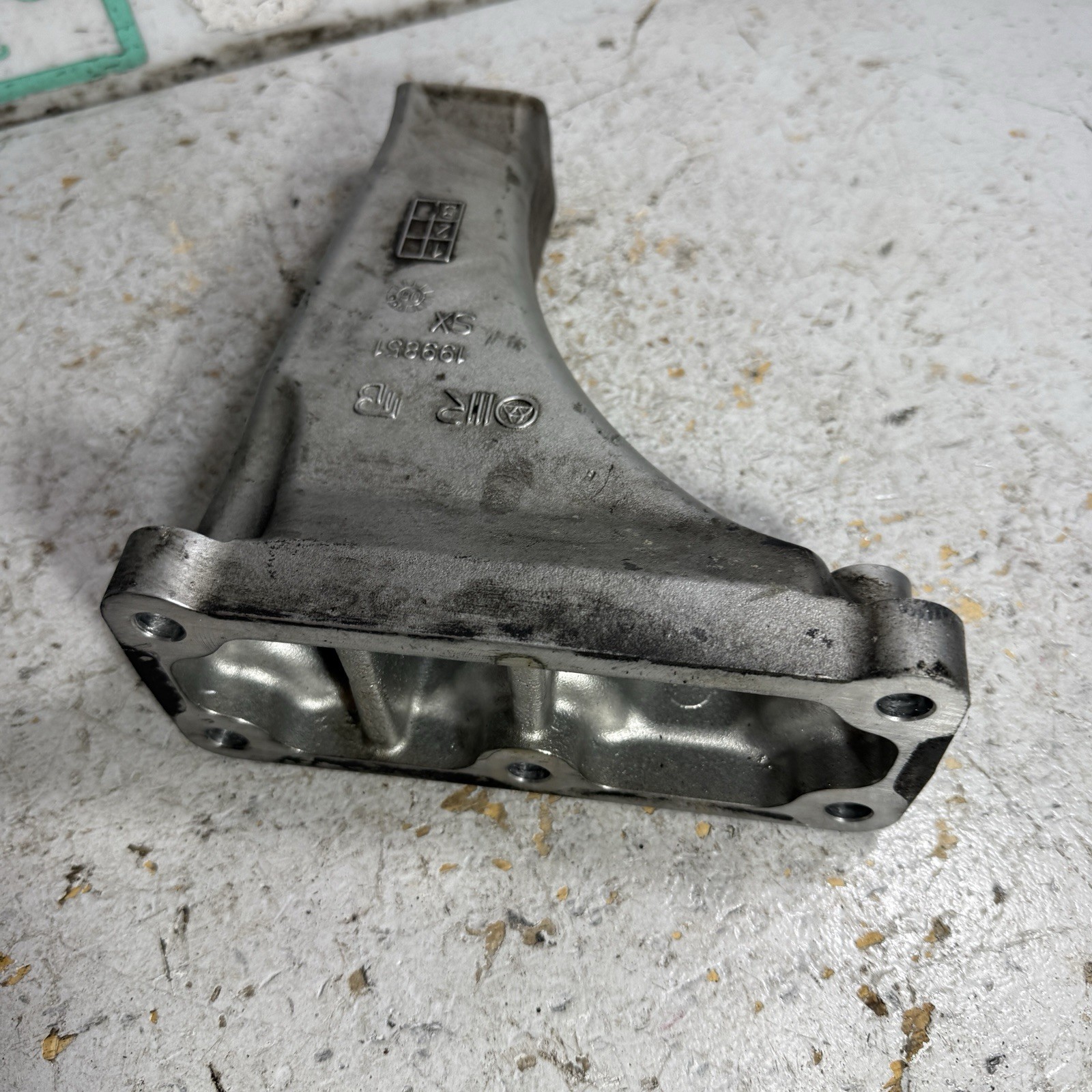 04-08 Maserati Quattroporte Left Engine Motor Mount Bracket M139 F136 Dry Sump