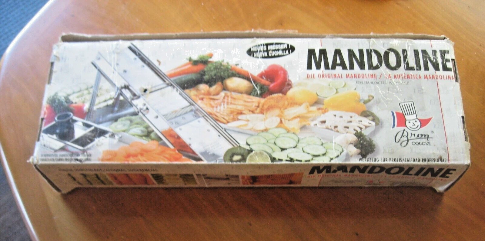 EUC in box Vintage BRON COUCKE MANDOLINE 20638CHB Professional Big 16" Long Bs
Opens in a new window