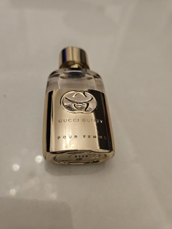 Gucci Guilty Pour Femme Eau de Parfum 6 ml Mini tamaño de viaje coleccionable  Foto 3 de 4