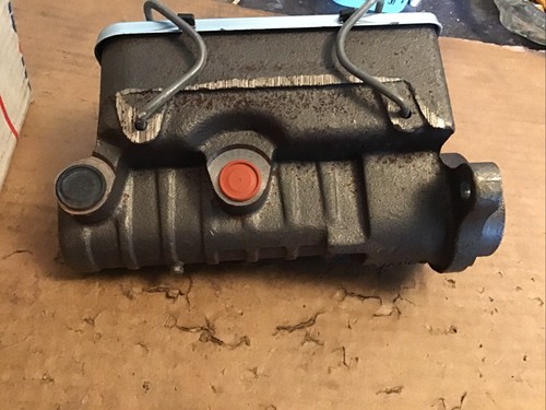 1981-84 Chevy Tr. P20 & GMC P2500 Brake Master Cylinder New Bendix - Picture 3 of 7