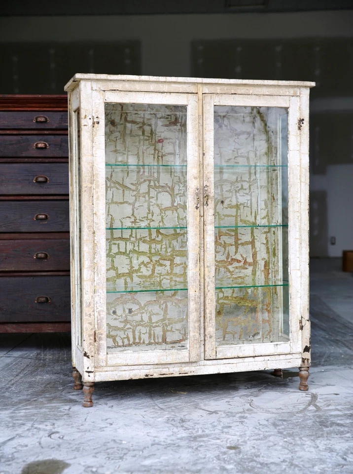 Antiguo gabinete médico vitrina de madera y vidrio boticario Chippy blanco vintage Foto 2 de 4