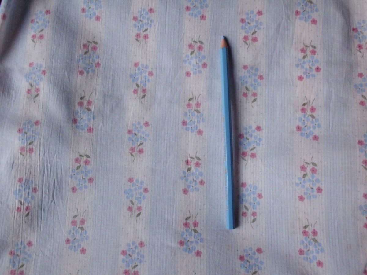 Coupon Tissu Vintage Ancien - Motif Petites Fleurs Et Rayures - Dimensions 43 X 72 Cm - Neuf