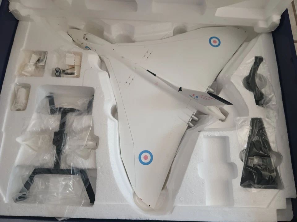Corgi Avro Vulcan B Mk2 XL321 RAF Scampton 1:72 Diecast AA27202 Limited Edition  - Image 3 of 4