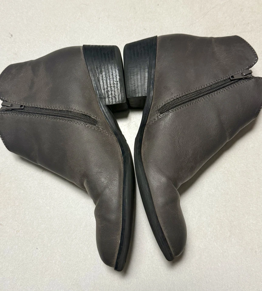 MIA Jaice 踝素食皮革深灰色低跟切尔西靴 8.5 针口音 — 第 4/4 张图片