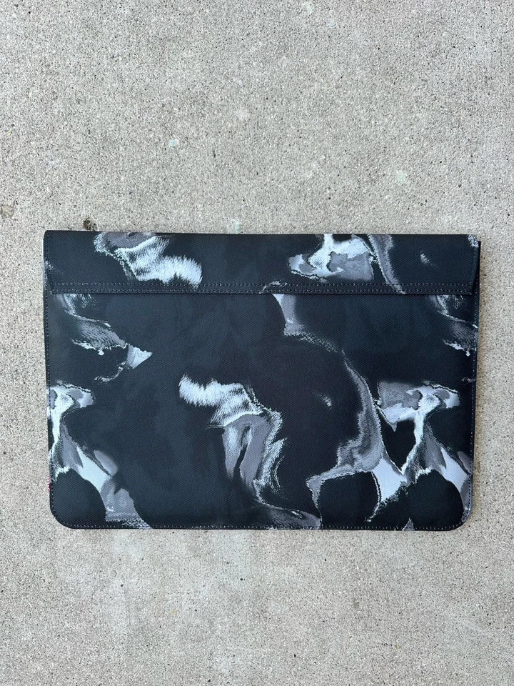 Herschel 14 Pulgadas iPad Tablet Estuche Laptop Nuevo Remolino Negro Gris Foto 2 de 2