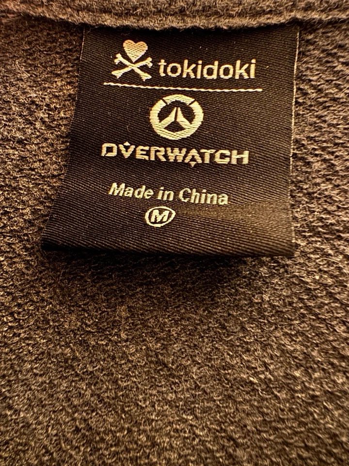 Tokidoki X Overwatch Sudadera con Capucha con Cremallera con Capucha Estampada y Bordados en la Parte Frontal Foto 3 de 4