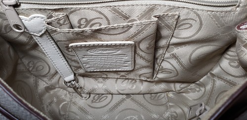 BOLSO BANDOLERA BRIGHTON GISELLA BLANCO COLECCIÓN FERRARA CON SOLAPA DELANTERA PRECIO DE VENTA SUGERIDO POR EL FABRICANTE $380 - Imagen 18 de 20