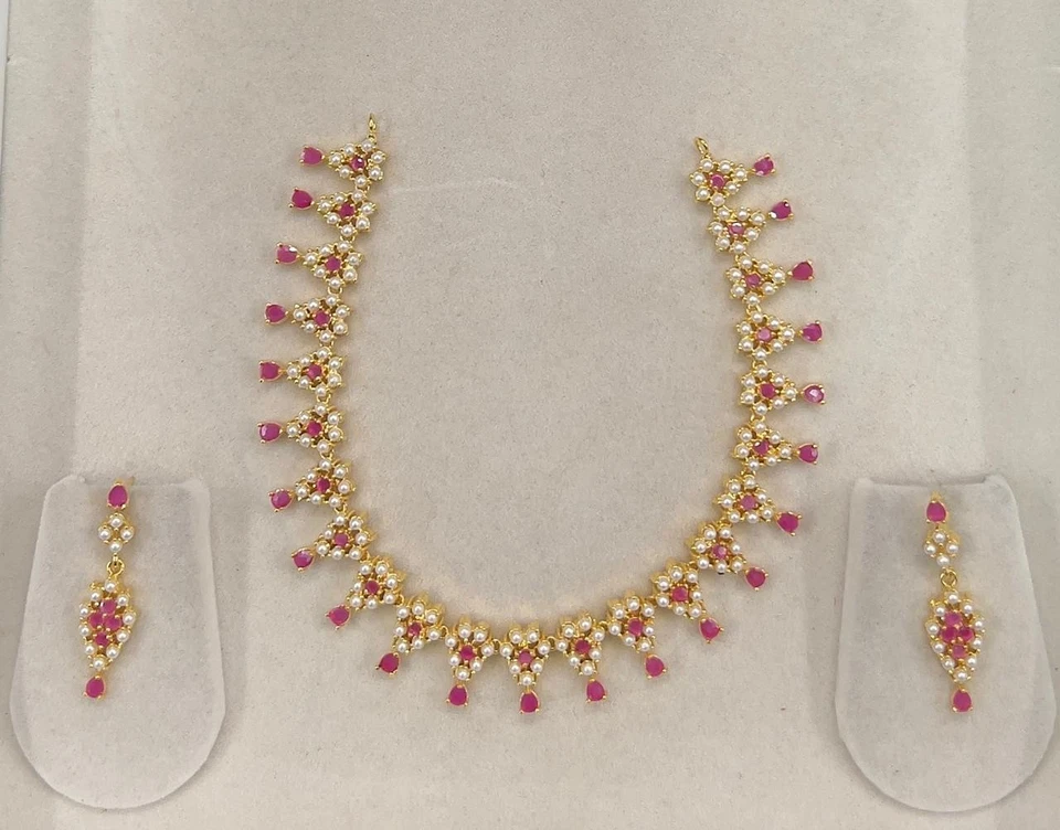 Ожерелье с рубиновым жемчугом с золотой отделкой и фианитами ювелирный набор с соответствующими серьгами - Изображение 2 из 4