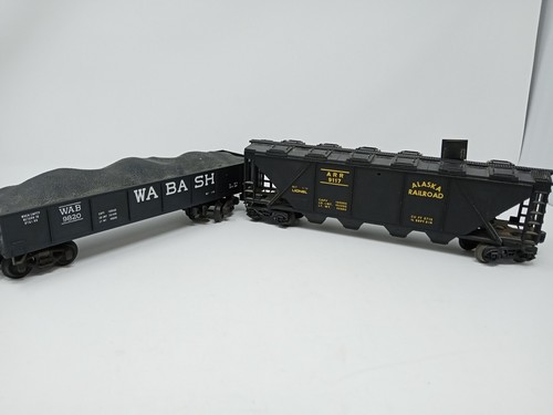 2 Lionel Freight Cars 9117, 9820