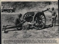 1951 Press Photo US Army's Robert Morgan, Philip Tinko & Russian cannon in Korea