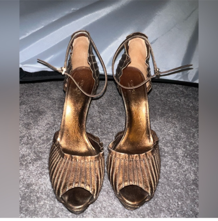 Show-stopping metallic peep-toe pump size 39.5 with ankle strap preloved