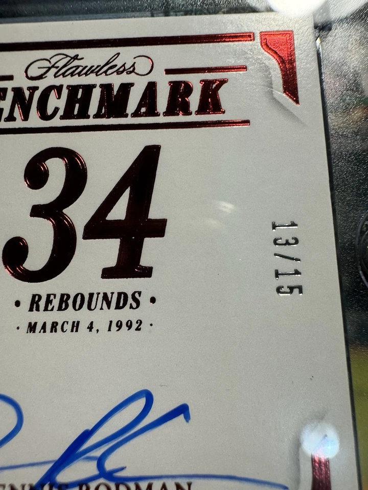 Dennis Rodman 2024 Impecable Benchmark Auto Rubí 34 Rebotes 13/15 Pistones Patio Foto 4 de 4