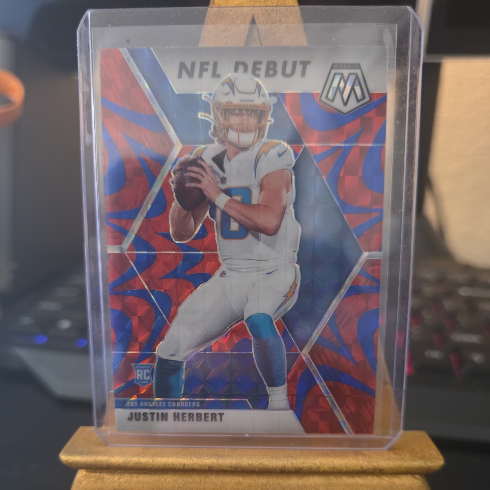 2020 Panini Mosaic - Rookies Justin Herbert #204 Reactive Blue Mosaic Prizm (RC)