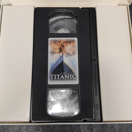 Titanic VHS Big Box Mit 35mm Filmrolle & 8 Sammelkarten 1998 - Picture 6 of 13