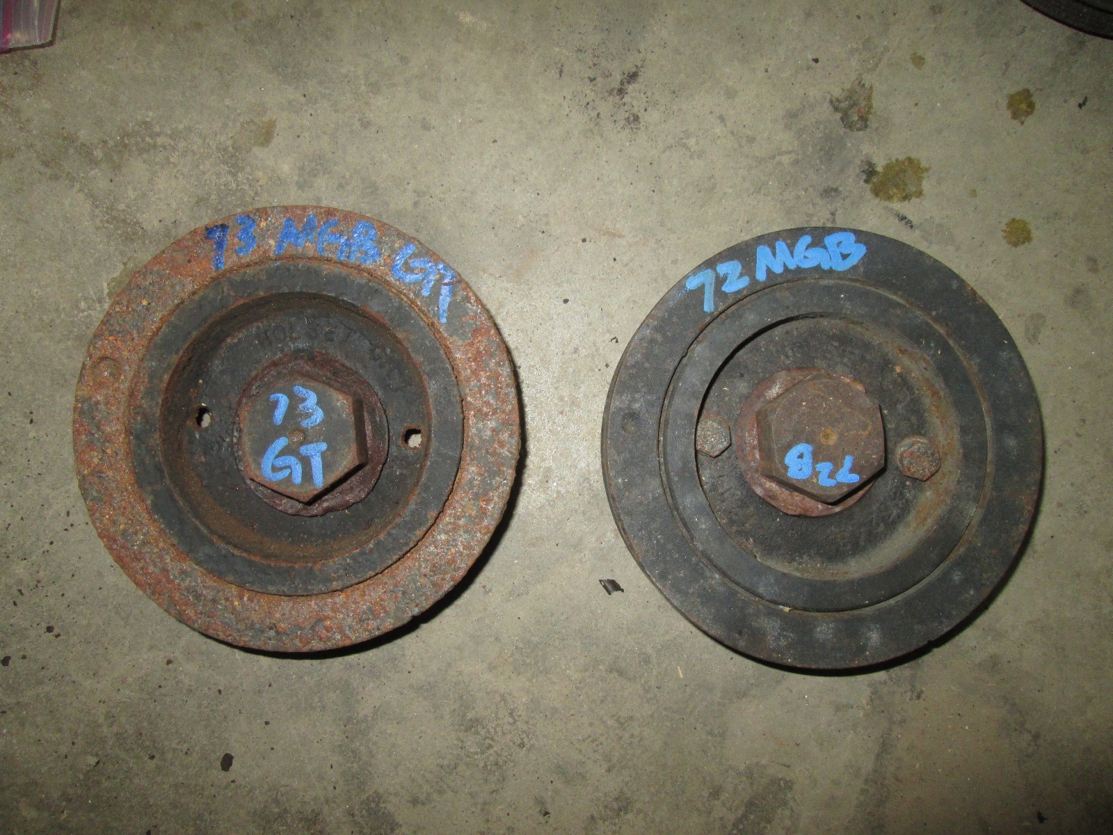 MGB MGB GT ORIGINAL FACTORY CRANKSHAFT PULLEY with bolt, early years eBay