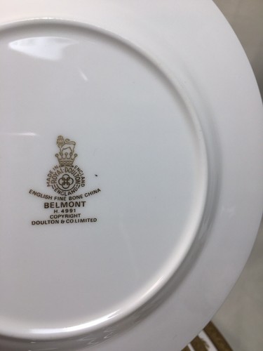 (20 Pcs) Royal Doulton Gold Encrusted 'Belmont' (4) 5 PIECE PLACE SETTINGS #4991 - Picture 16 of 17