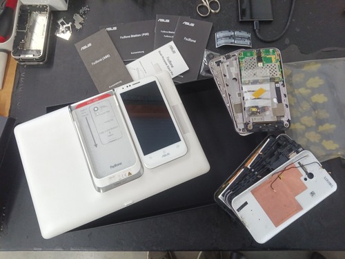 Asus-Padfone-Station P05 plus drei Smartphones (Padfone)