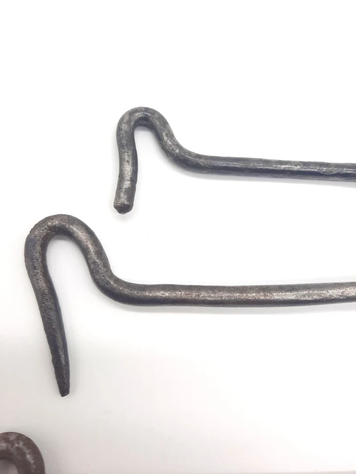 Lot fer forgé ancien 4 crochets à anneau avec vis - Photo 3/4