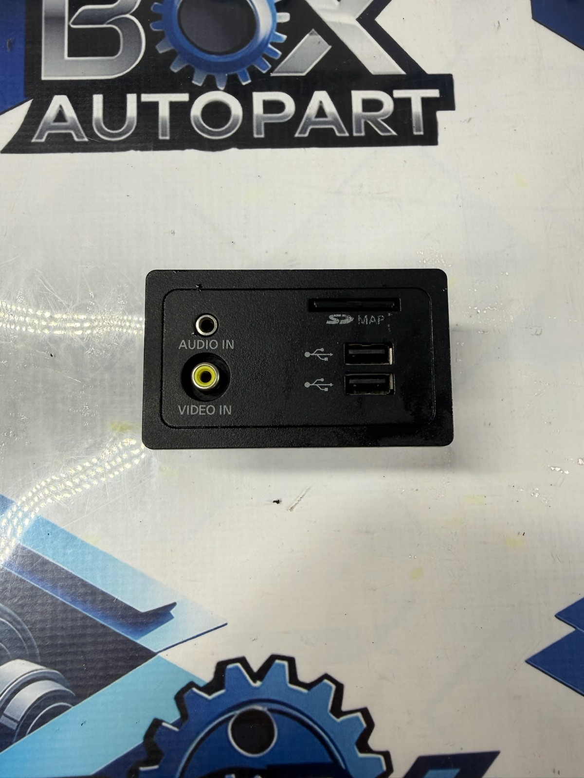 2014-2019 INFINITI Q50 FRONT CENTER CONSOLE USB / AUX / JACK PORT 284H34GA0B OEM