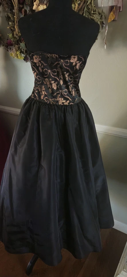 Vestido de graduación Gunnesax negro y cobre vintage de los años 80 sin tirantes Mkd talla 9 Foto 2 de 4