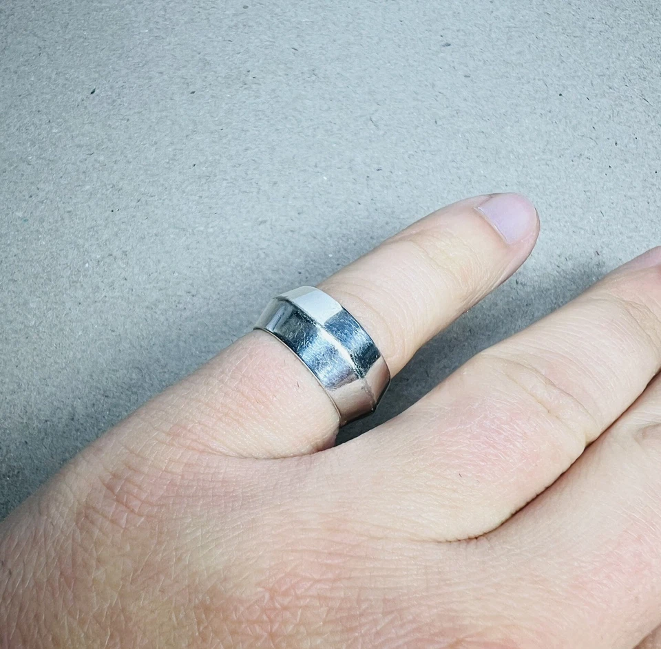 Anillo vintage Estate Tommy Hilfiger banda ancha de acero inoxidable talla 7,5 Foto 3 de 4