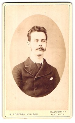 Fotografie R. R. Willson, London, 48 Penrose St., Portrait charmanter junger Ma 