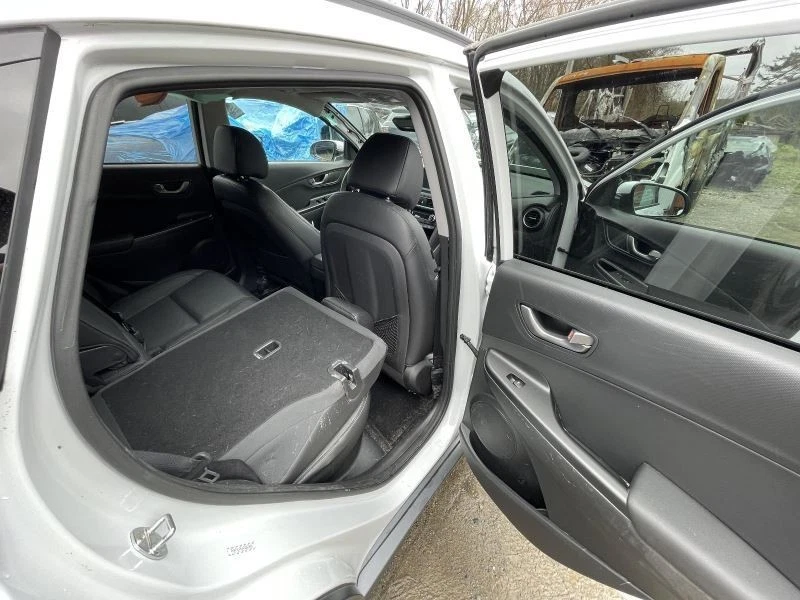 2018-2023 HYUNDAI KONA RIGHT ROCKER W/POST WHITE PC:P6W 112K -LIMITED- 55698 - Image 2 of 4