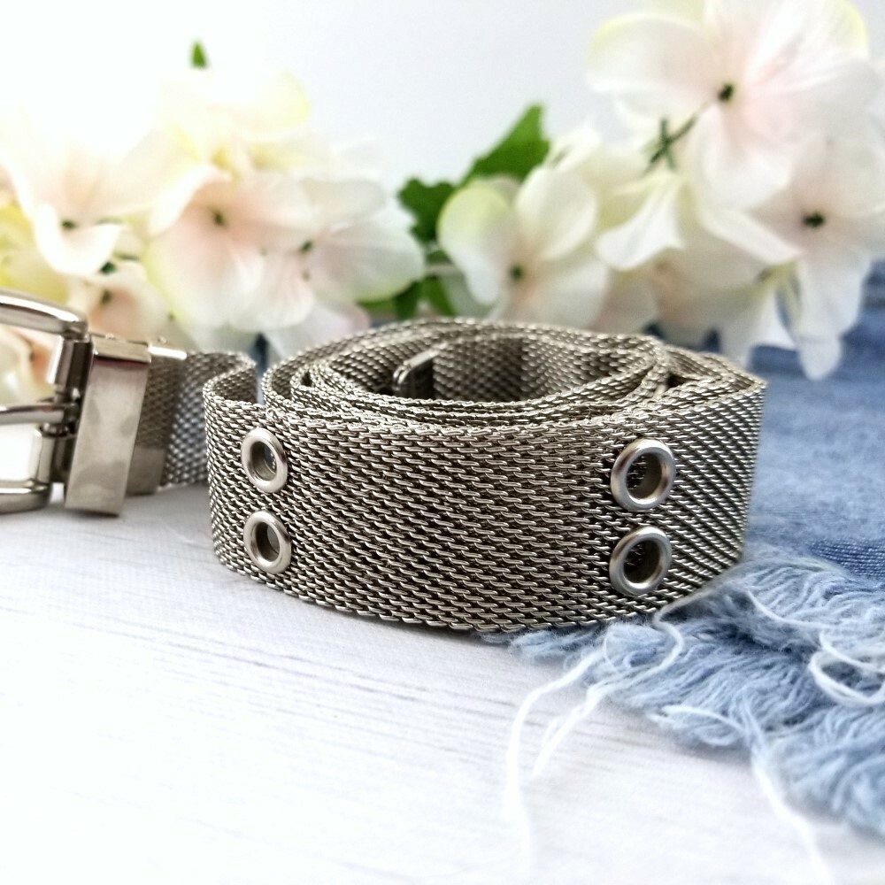 Womens 90s Vintage Grommet Mesh Belt Silver Size 33 display picture 3