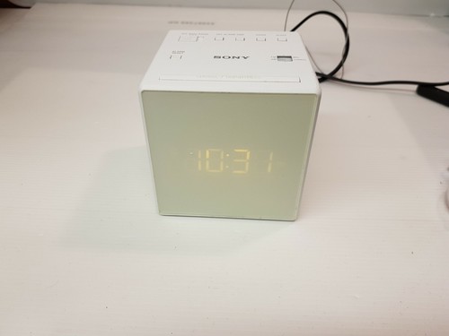Sveglia Radio Sony ICF-C1 – FM/AM Analogico, Display LED, Volume Regolabile, Bianca E Compatta!