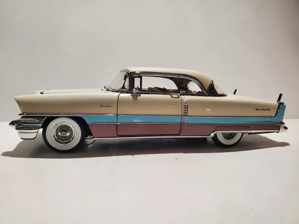 Danbury Mint 1956 Packard Caribbean 1:24 Scale Diecast Model Car - Image 2 of 4