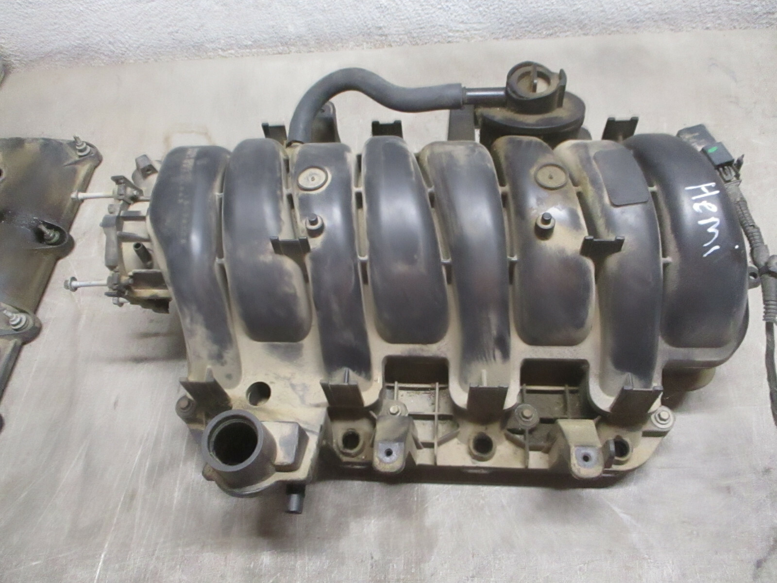 INTAKE MANIFOLD CHRYSLER 300C HEMI 5.7 V8 05 06 eBay