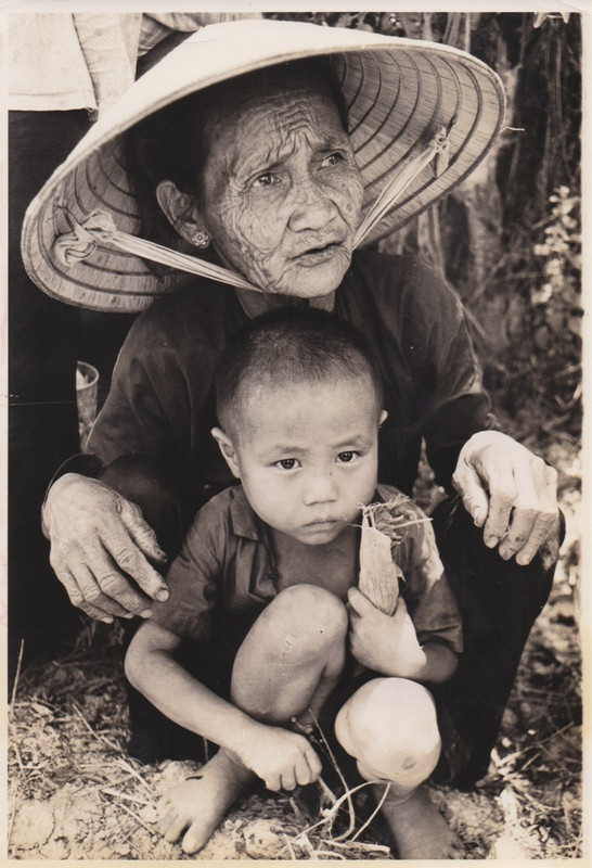 1968 Press Photo Old Vietnamese Woman & Young Boy Hide from Viet Cong in Saigon