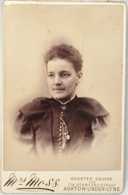 CABINET CARD LADY BY MRS MOSS ASHTON UNDER LYNE CHAIN JEWELLERY ANTIQUE PHOTO